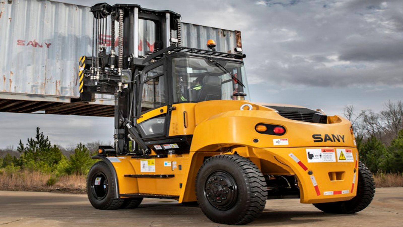 Cho Thuê Xe Nâng Điện & Xe Nâng Dầu Từ 1 - 6 Tấn Nâng Hạ Hàng Hóa