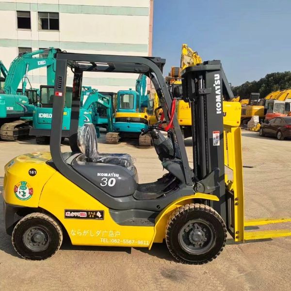 Cho thuê xe nâng Komatsu động cơ điện nâng hạ hàng dưới 3 tấn