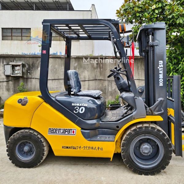 Cho thuê xe nâng Komatsu động cơ điện nâng hạ hàng dưới 3 tấn