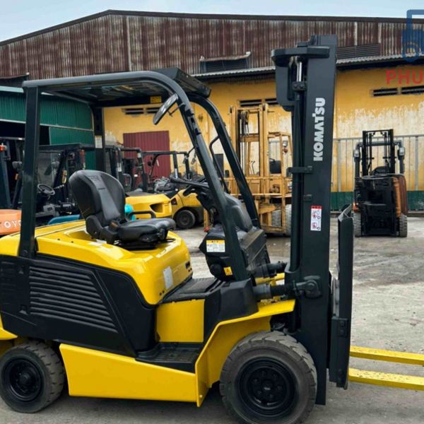 Cho thuê xe nâng Komatsu động cơ điện nâng hạ hàng dưới 3 tấn