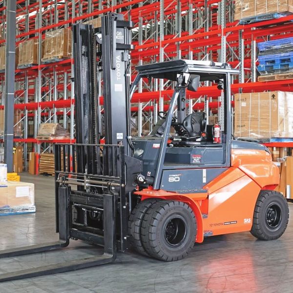 Cho thuê xe nâng Toyota động cơ dầu nâng hạ hàng dưới 6 tấn