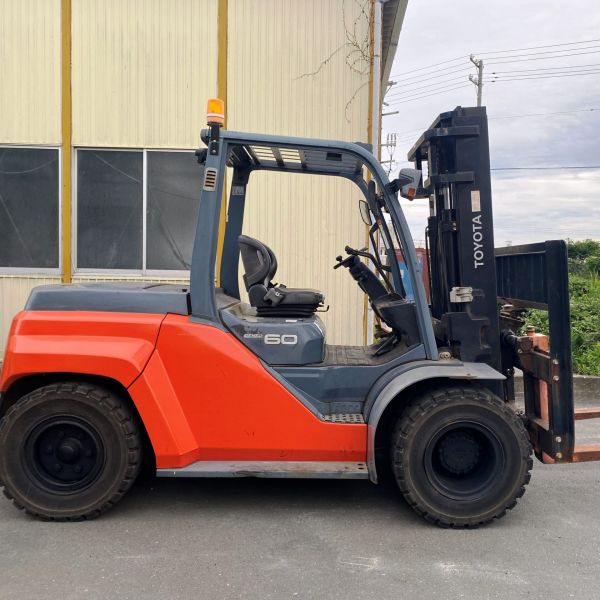 Cho thuê xe nâng Toyota động cơ dầu nâng hạ hàng dưới 6 tấn