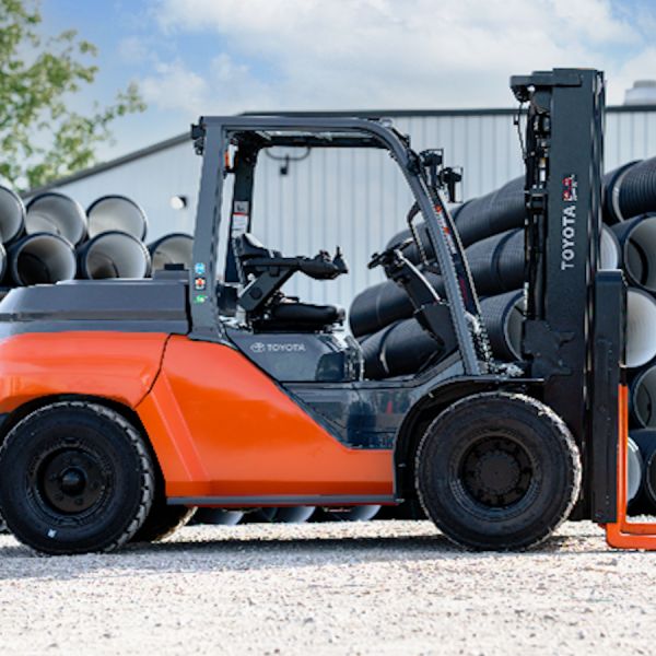 Cho thuê xe nâng Toyota động cơ dầu nâng hạ hàng dưới 6 tấn