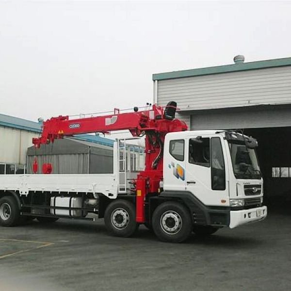 Cho thuê xe tải Daewoo 3 chân 12 tấn gắn cần cẩu CSM 5 tấn 4 khúc