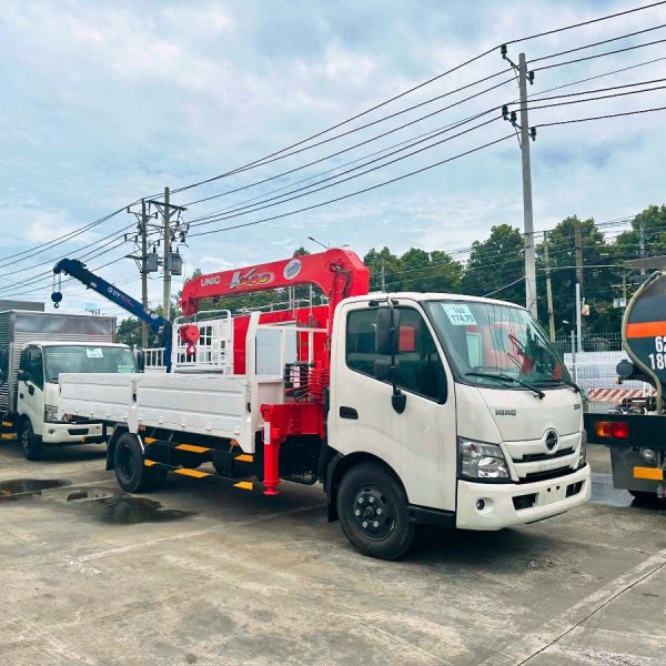Cho thuê xe tải Hino 2 tấn gắn cần cẩu Unic 3 khúc