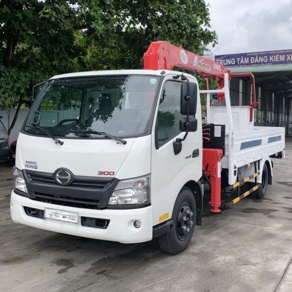 Cho thuê xe tải Hino 3 tấn gắn cần cẩu Unic có giỏ nâng người