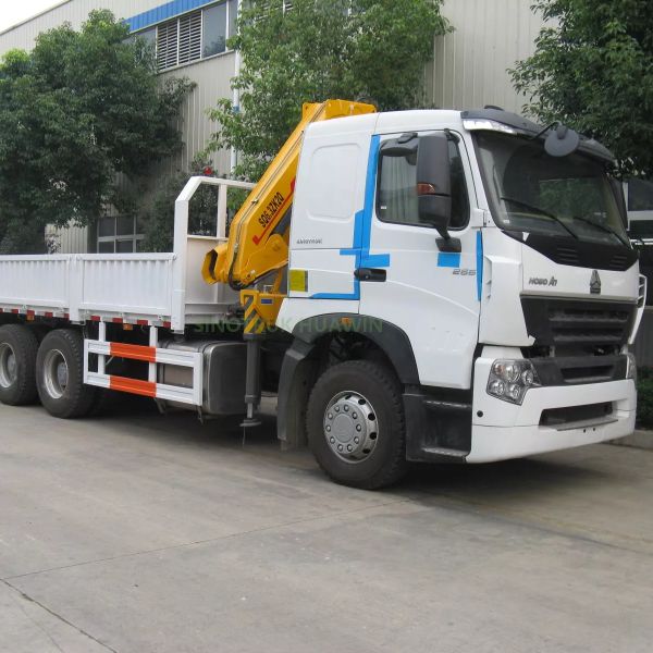 Cho thuê xe tải Howo 25 tấn gắn cần cẩu Knuckle Boom